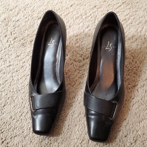 Black Heel Closed Toe Shoes Size 8 1/2 - Picture 2 of 7